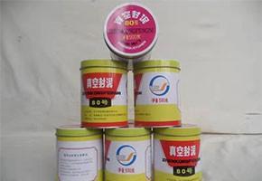 本產(chǎn)品是由潤(rùn)滑油基礎(chǔ)油經(jīng)精餾、深度處理、調(diào)合并經(jīng)后處理工序制得。本產(chǎn)品用作真空冶煉、真空噴涂、電子管制造和原子能工業(yè)等真空設(shè)備的固定接頭、經(jīng)常需要拆卸部分的密封或系統(tǒng)中有可疑泄漏點(diǎn)時(shí)的暫時(shí)性密封。按規(guī)